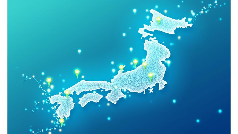 日本の地図上に電気自動車の充電ステーションが点々と配置され、網羅的なネットワークを示している。明るい青と緑のアイコンで充電ポイントが強調され、視覚的に分かりやすいデザイン。
